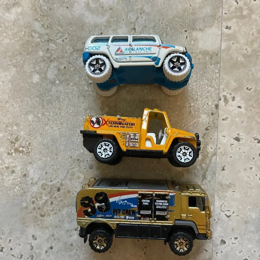 Matchbox & Hot Wheels Diecast Trucks Kombi Hummer Lot of 18 Vehicles